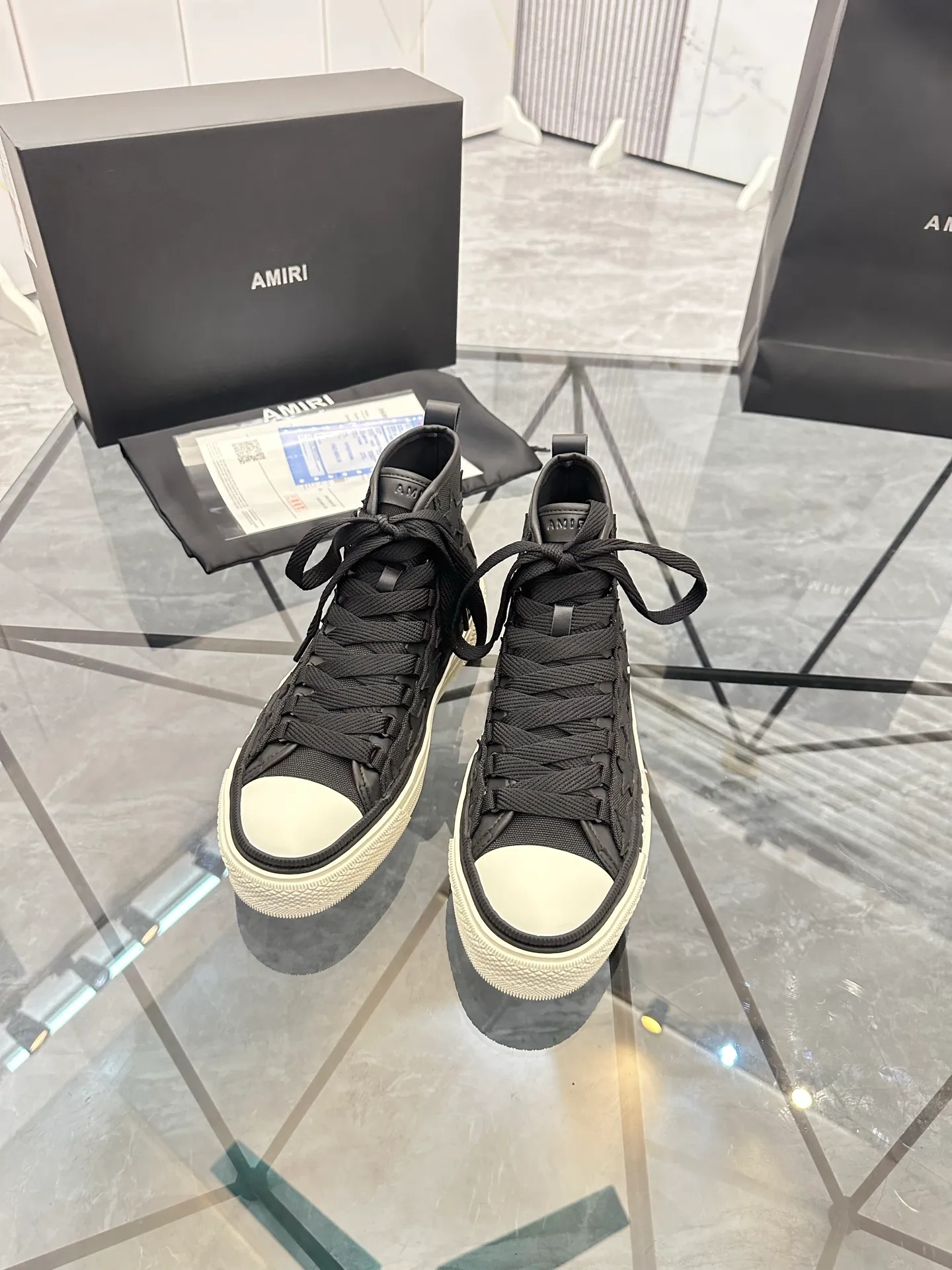 Men's shoes: 💰P640¥ Guangzhou top quality Product trademark: AMIRI* "Amir*" high-top casual shoes Regular size: 39-44 (can be customized to 45) Product materials: upper imported first-layer cowhide stitching original material, sheepskin lining, original outsole. Number: 525